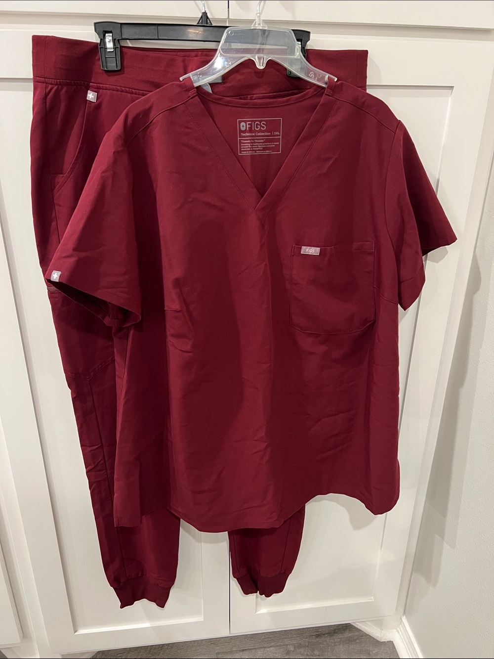 Figs Women’s Scrub Set — Burgundy Catrina Top (3XL) & Zamora Bottoms (XL Tall)